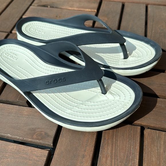 Women’s Crocs Flip Flops - Picture 11 of 12